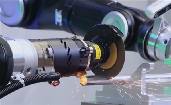 一人顶一队！全球首款防爆人形机器人在我国诞生